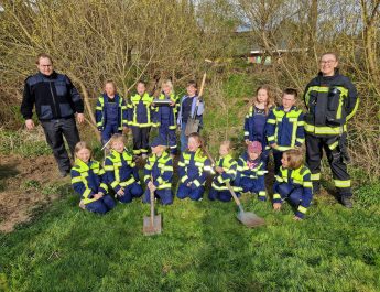 Kinderfeuerwehr hat Zeitkapsel eingegraben